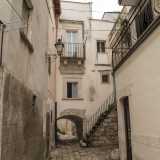 ...ci perdiamo tra le viuzze del borgo antico, con i suoi archi di pietra, i pavimenti a chianche e le caratteristiche lampade